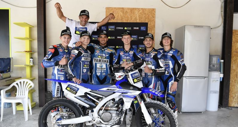 I giovani con la moto da flat track insieme a Marco Belli
