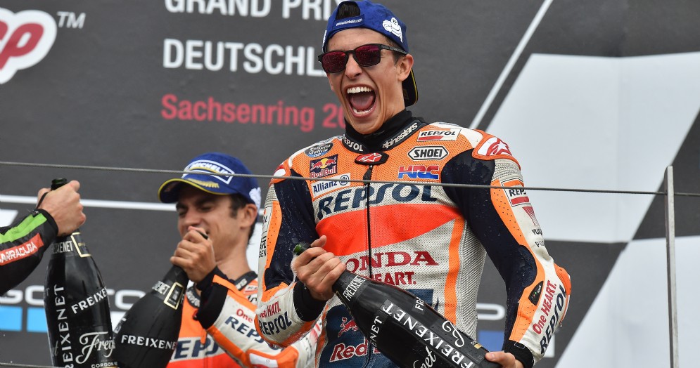 Marc Marquez esulta sul gradino più alto del podio del GP di Germania