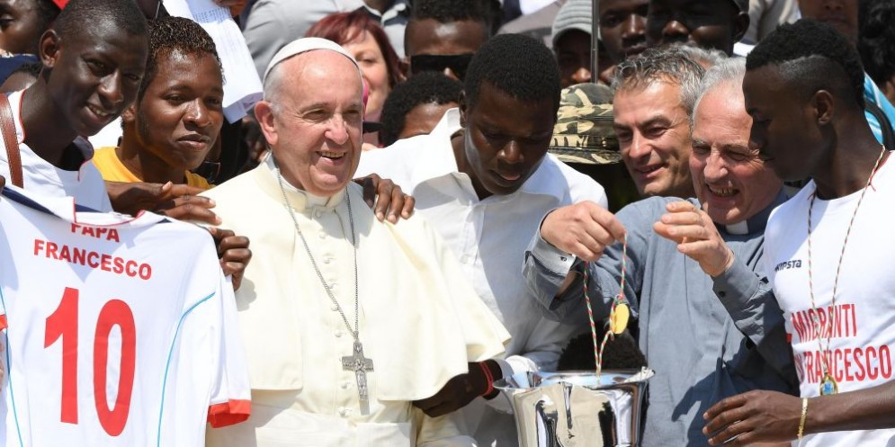 Papa Francesco e un gruppo di migranti