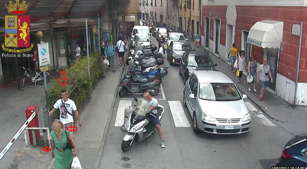 Aggredisce anziana e le ruba i gioielli per venderli al compro oro, arrestato
