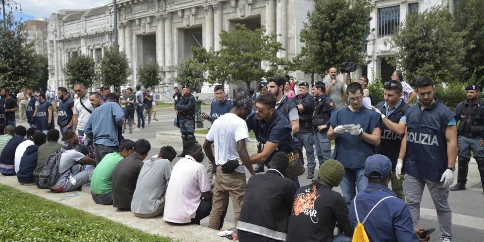 Migranti fermati dalla Polizia in Stazione Centrale