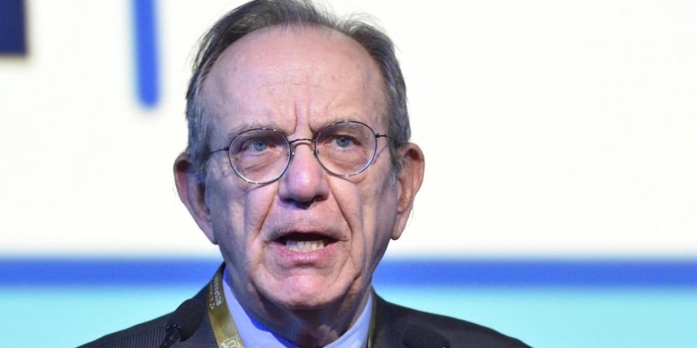 Il ministro dell'Economia, Pier Carlo Padoan, ha commentato la scelta di Macron.