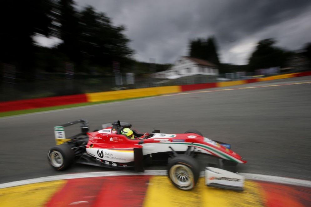 Schumi Jr in azione con la monoposto del team Prema sulla pista belga