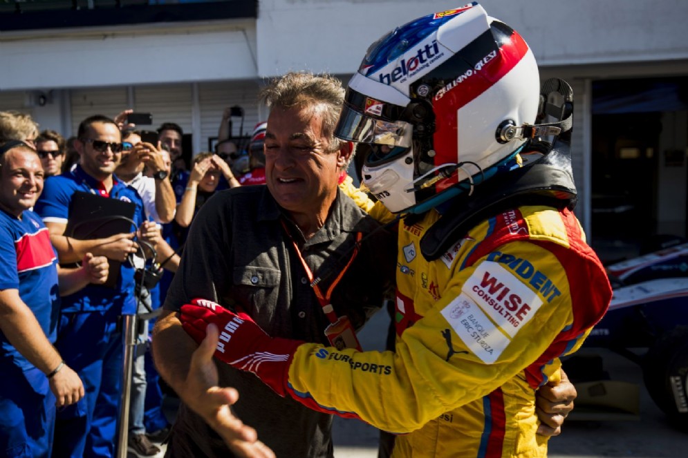 Alesi Jr abbraccia suo papà Jean