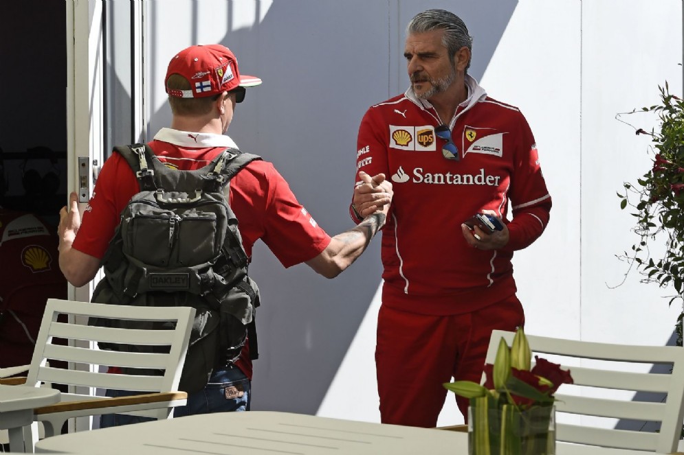 Il team principal Maurizio Arrivabene stringe la mano a Kimi Raikkonen