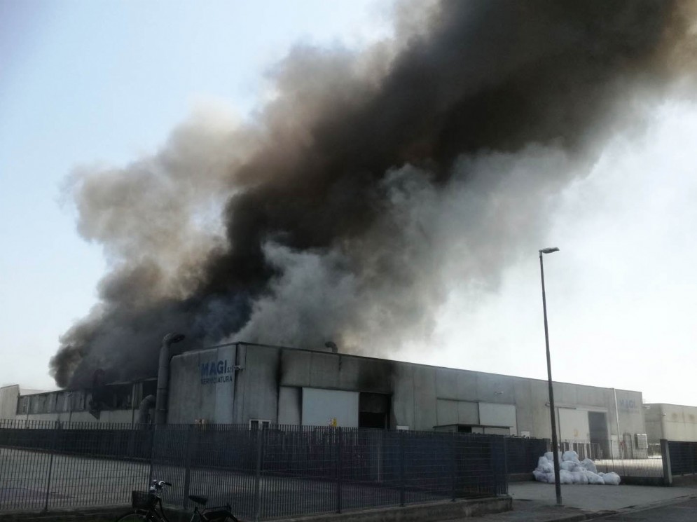 Incendio a Buttrio: brucia un'azienda di vernici