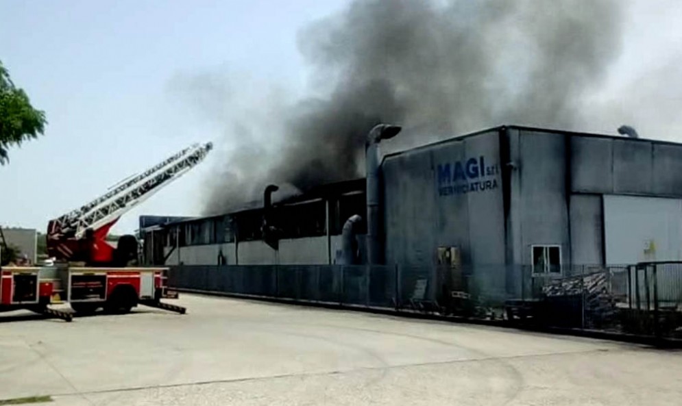 Incendio a Buttrio: brucia un'azienda di vernici