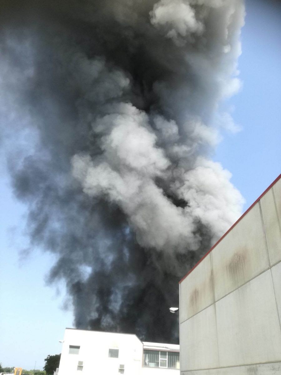 Incendio a Buttrio: brucia un'azienda di vernici