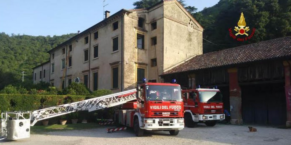A fuoco il sottotetto della villa seicentesca di Toara di Villaga