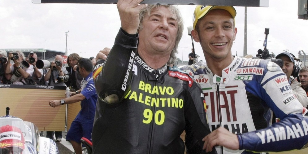Angel Nieto in una vecchia foto con il suo amico Valentino Rossi