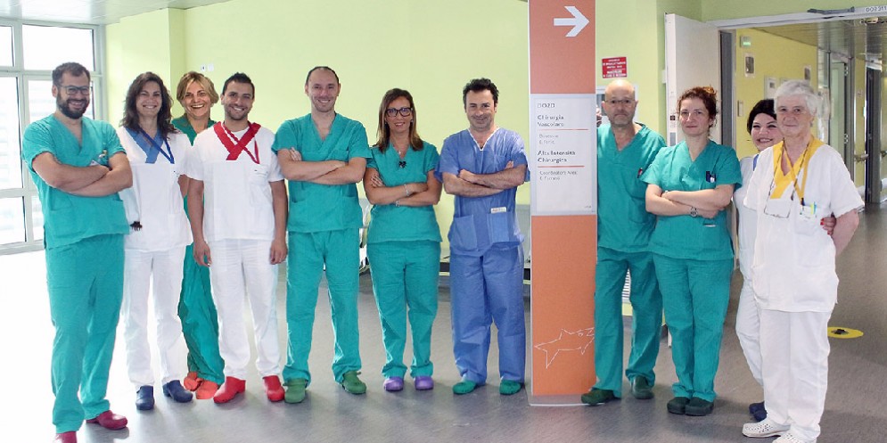 Operazioni su eliminazione di varicosity su una gamba in