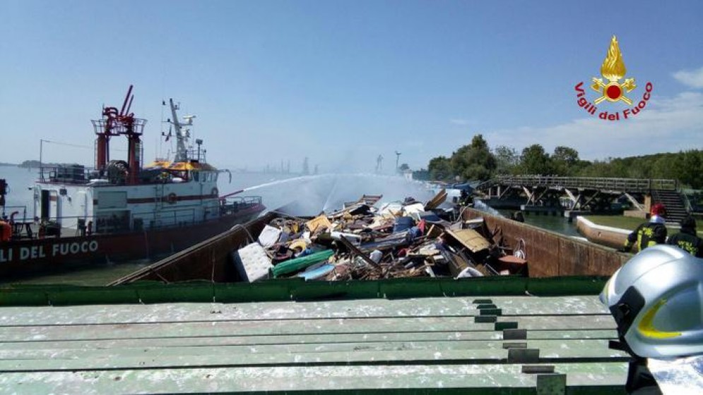 A Venezia brucia chiatta con rifiuti a bordo