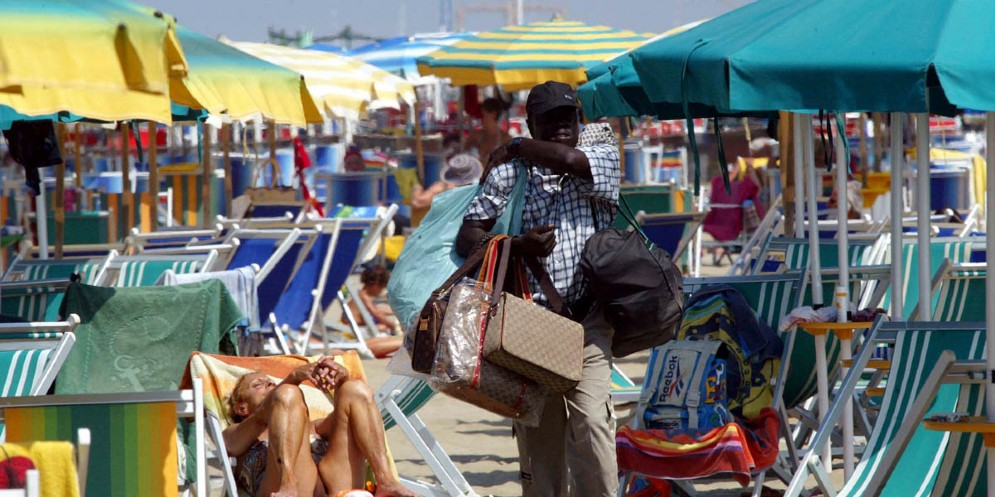 Sottomarina, carabiniere ferito da abusivo in spiaggia