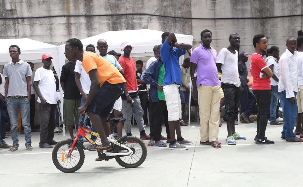 Trovano portafoglio e lo restituiscono, stupore per il gesto di due migranti