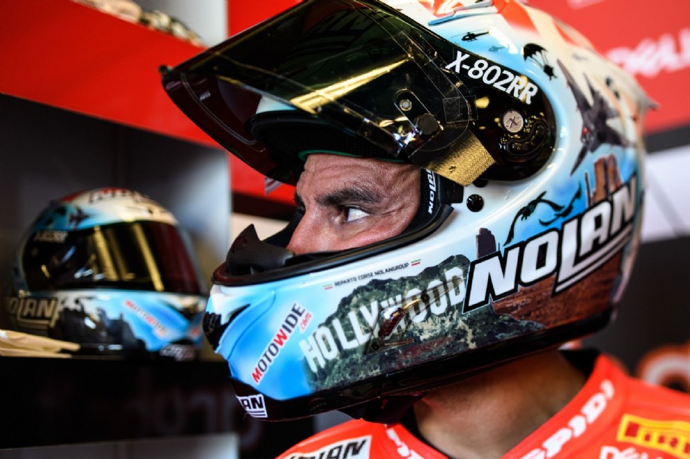 Il casco di Melandri nella prova di Laguna Seca