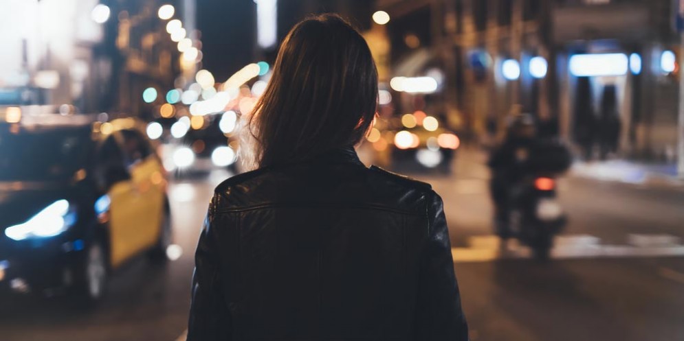 La luce notturna fa aumentare il rischio di cancro al seno nelle donne