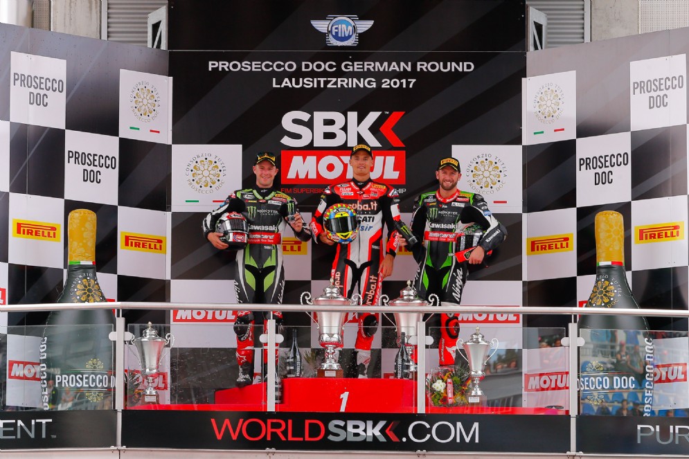 Il podio di gara-1 in Germania: Davies, Rea e Sykes