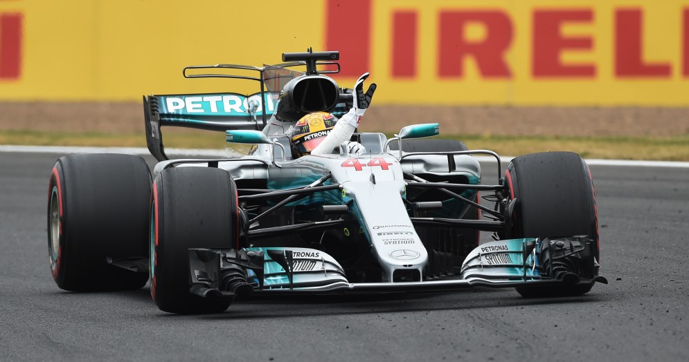 Lewis Hamilton in azione sulla Mercedes