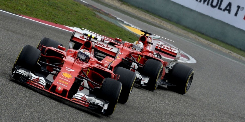 Kimi Raikkonen davanti a Sebastian Vettel