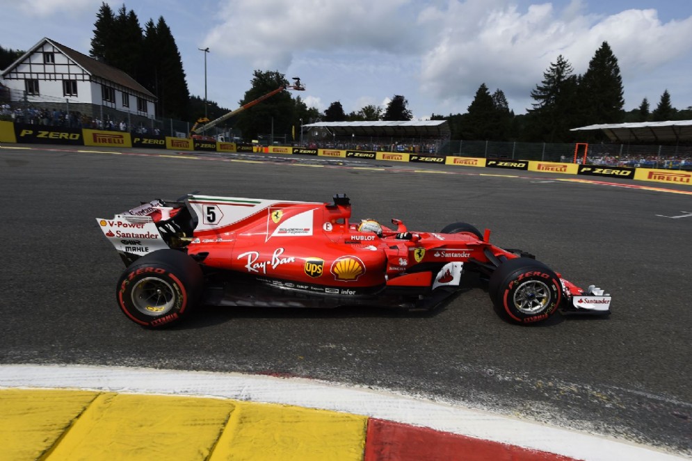 Vettel in pista con la sua Ferrari durante le qualifiche a Spa-Francorchamps