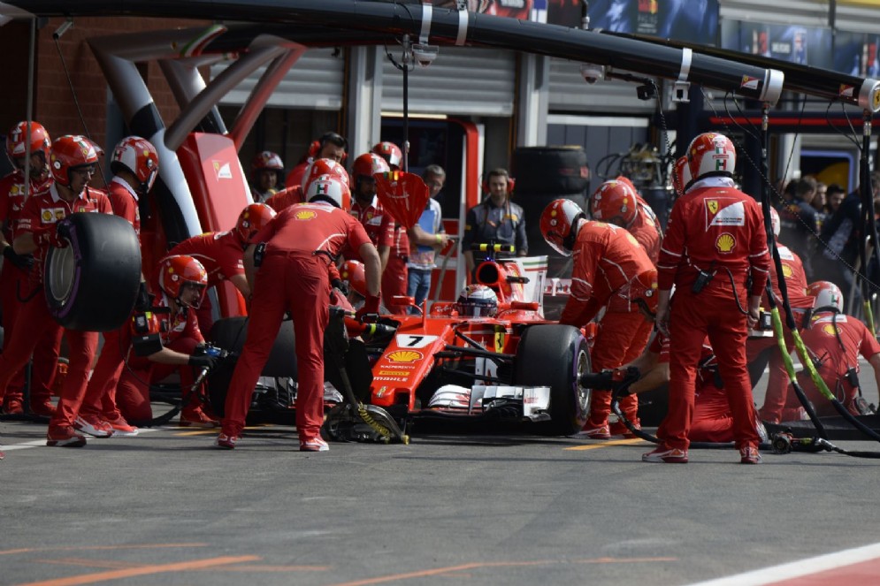 Kimi Raikkonen fermo ai box