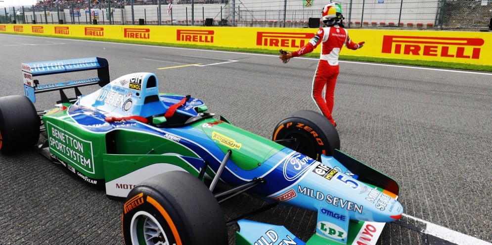 Mick Schumacher con la Benetton di papà Michael sul rettilineo di Spa