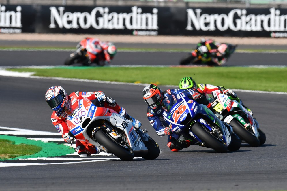 Dovizioso in lotta con Maverick Vinales in gara a Silverstone
