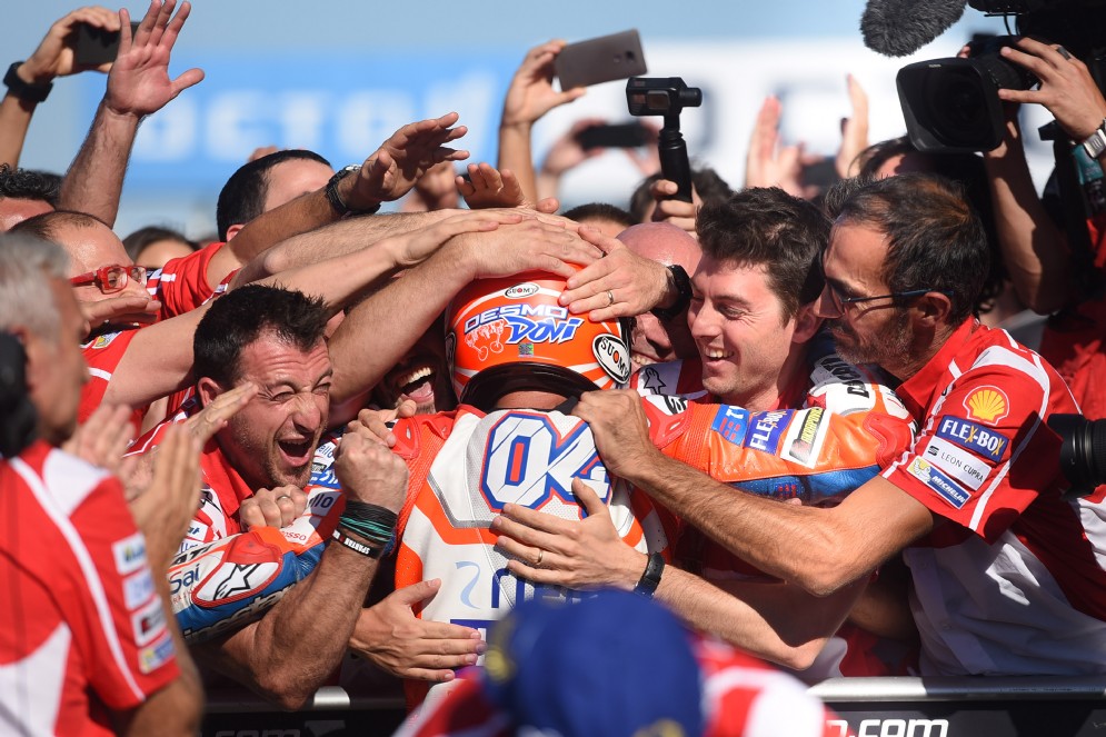 Desmodovi abbraccia il team Ducati dopo la vittoria