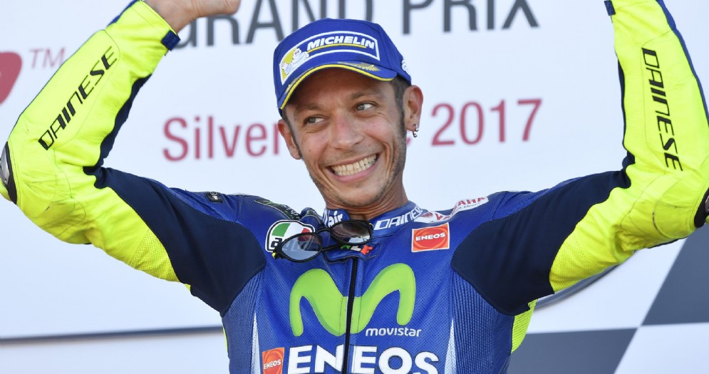 Valentino Rossi sul podio di Silverstone