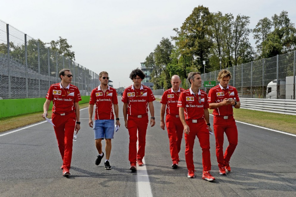 Vettel passeggia con il suo team per il circuito brianzolo