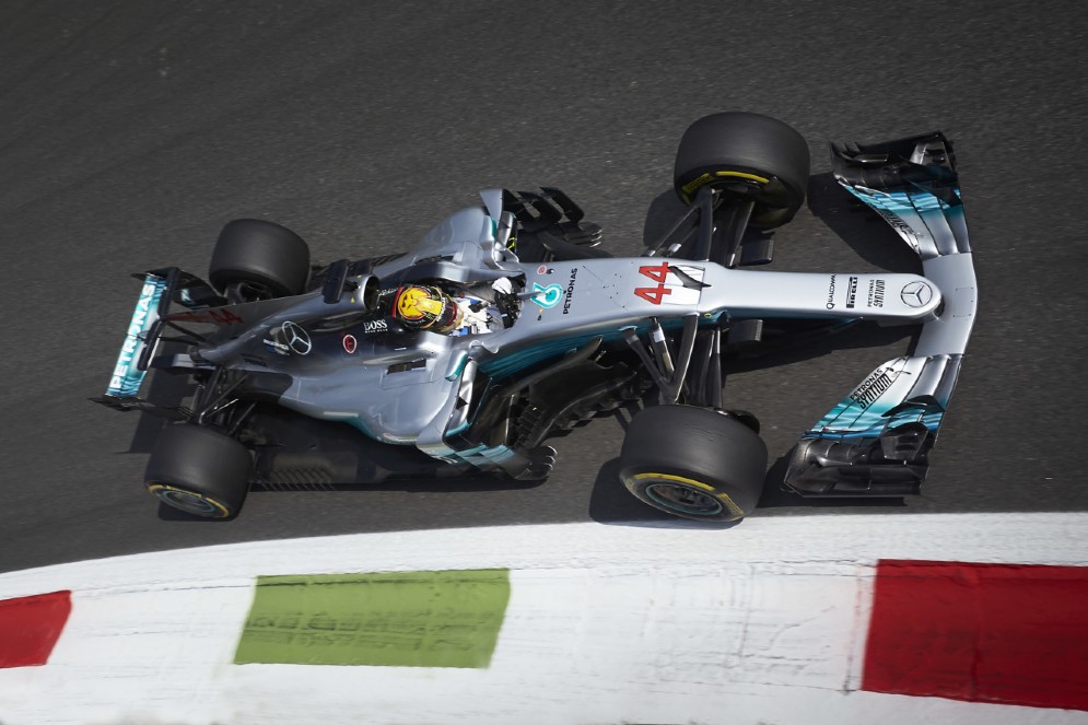 Lewis Hamilton in pista con la sua Mercedes durante le prove libere del GP d'Italia