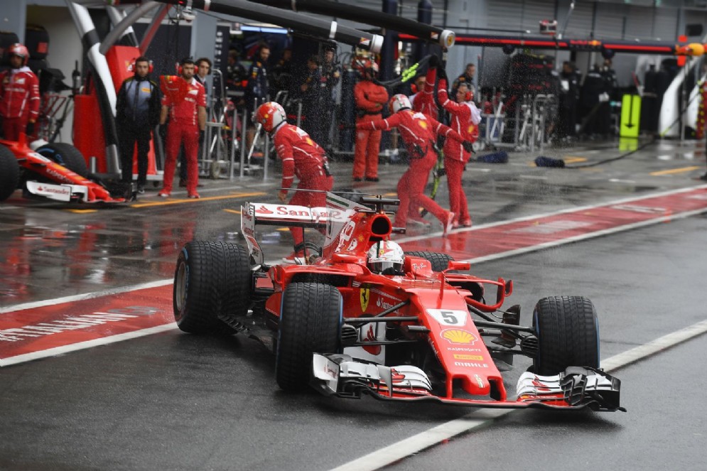 Vettel esce dai box durante le qualifiche