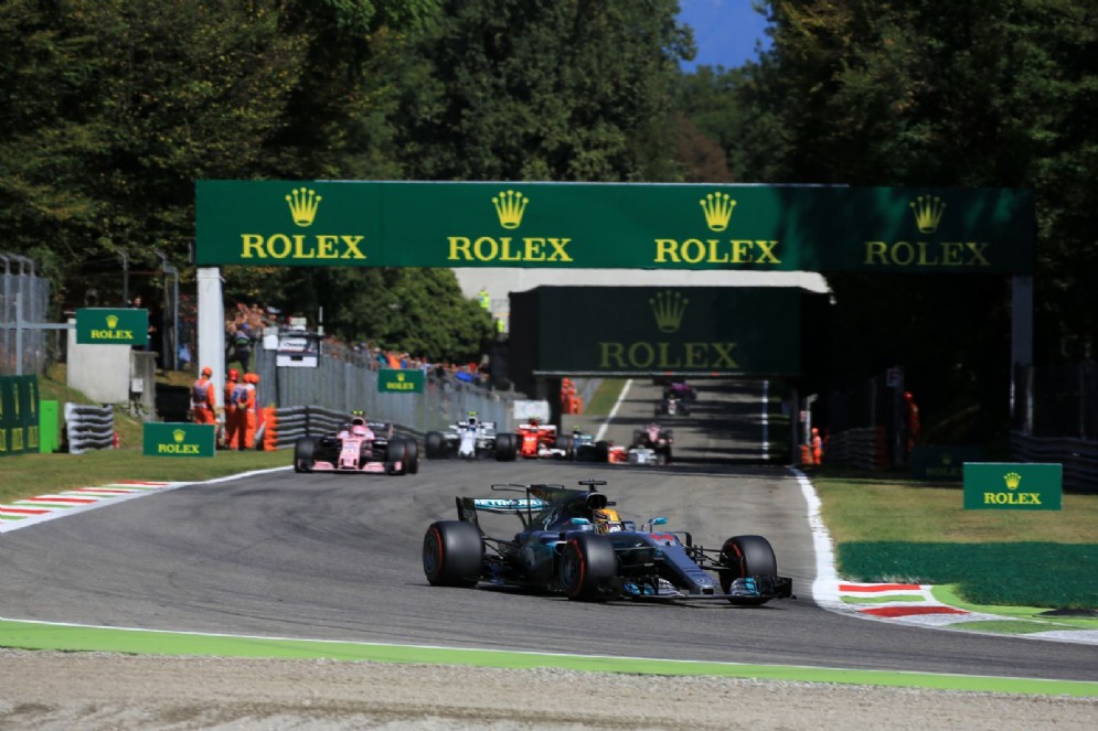 Hamilton al comando della gara alla partenza