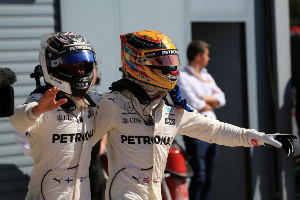 Hamilton e Bottas si abbracciano dopo la doppietta