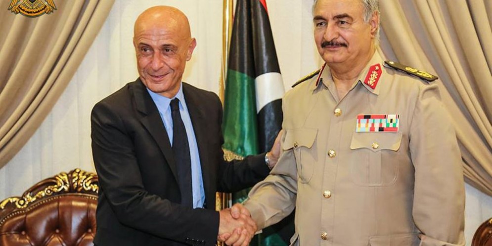 Il ministro dell'Interno Marco Minniti e il generale Khalifa Haftar