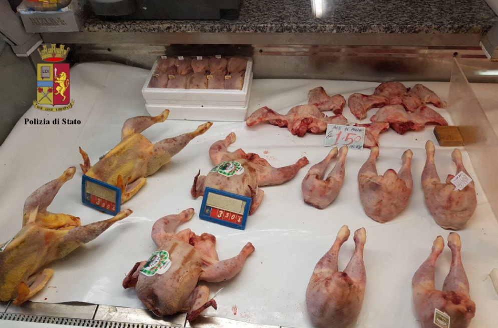 Carne andata a male e insetti per terra, chiuso market in centro