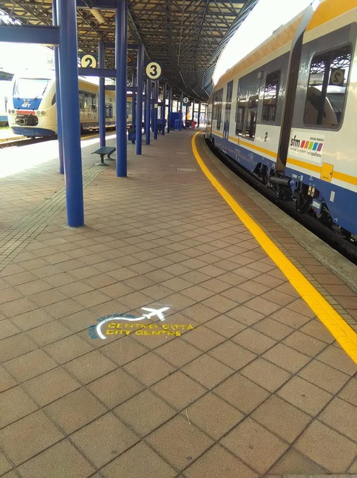 La segnaletica alla stazione Dora
