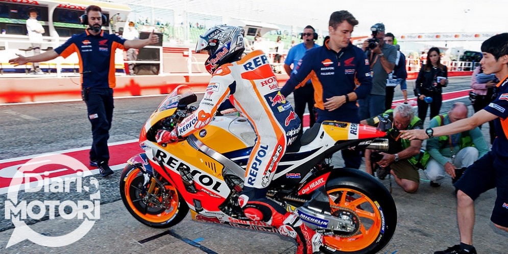 Marc Marquez esce dal box in sella alla sua Honda a Misano