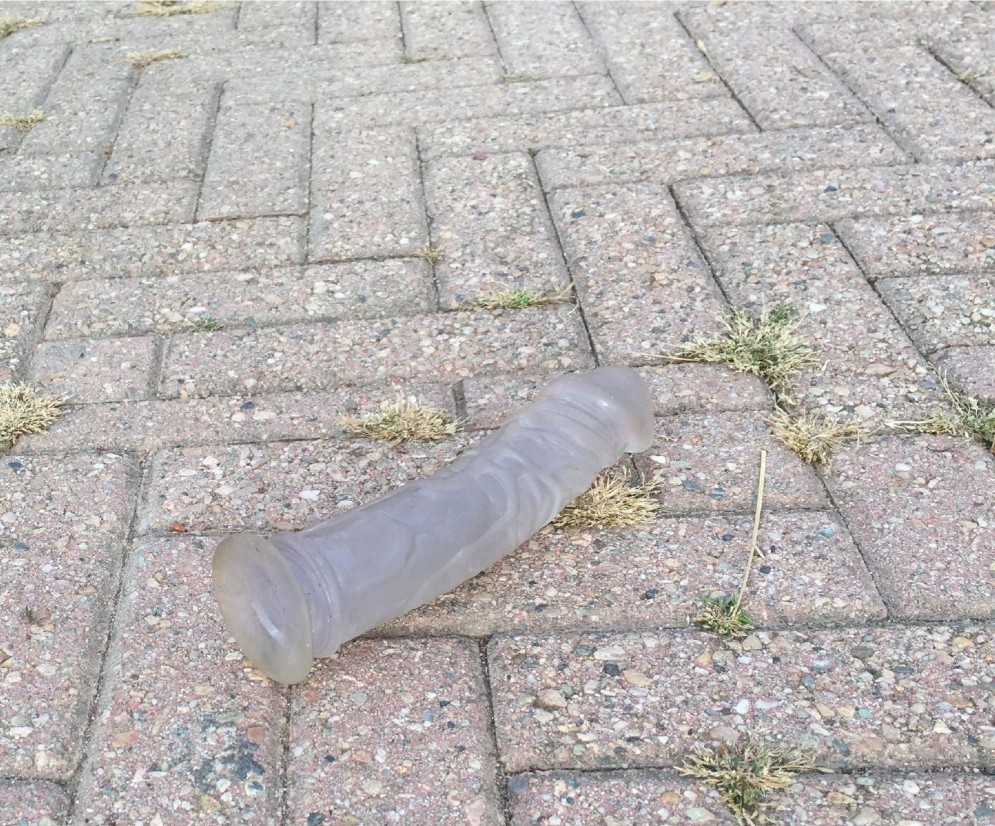 I giochi erotici trovati di fronte alla fermata del 30