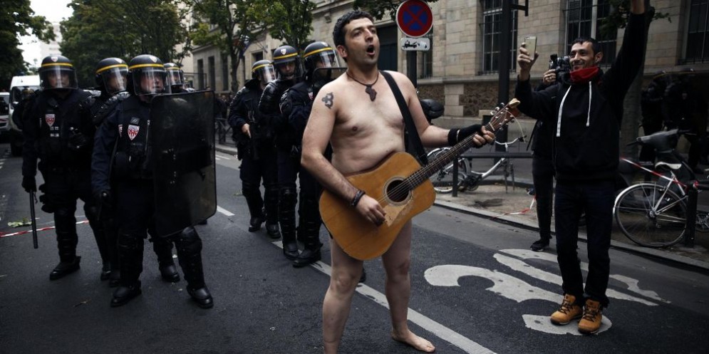 Un'immagine delle proteste contro la riforma del lavoro di Macron