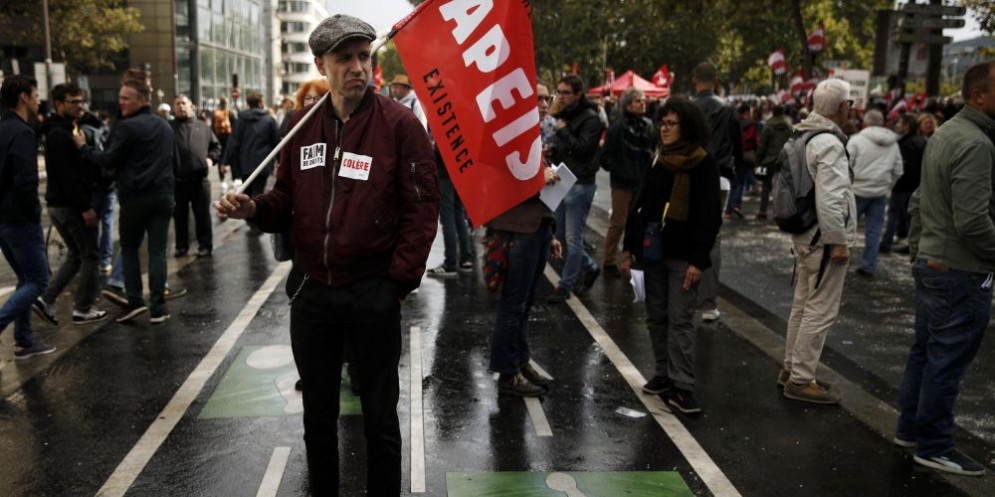 Un manifestante con la bandiera "Resistance and Existence"