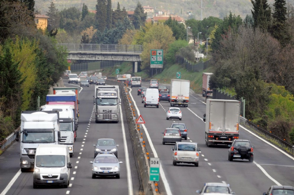 Ciclista tenta di raggiungere Roma in autostrada, fermato