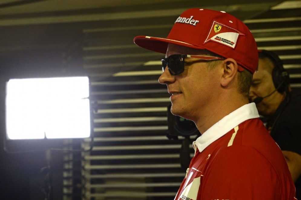 Kimi Raikkonen sotto i riflettori nel paddock di Marina Bay