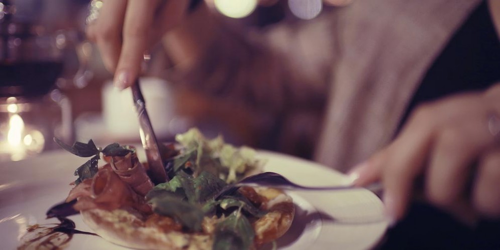 Mangiare di notte e andare a dormire fa ingrassare