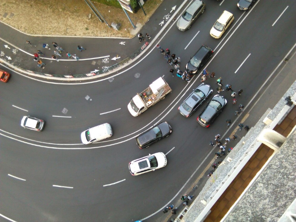 Attraversamento pedonale selvaggio e pericoloso