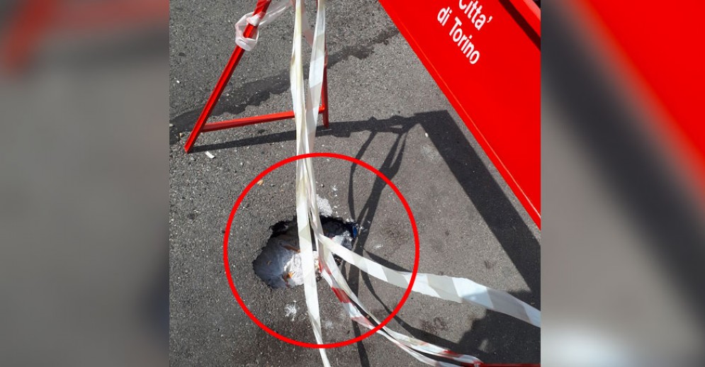 Spazzatura dentro la buca in via Borgomanero (© Comitato TorinoinMovimento)