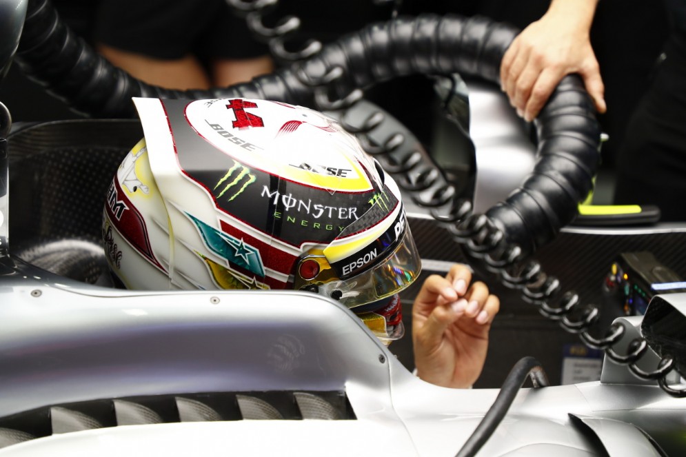 Hamilton nell'abitacolo della sua monoposto