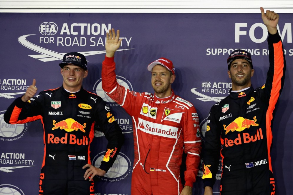 Vettel tra i due piloti della Red Bull, Ricciardo e Verstappen