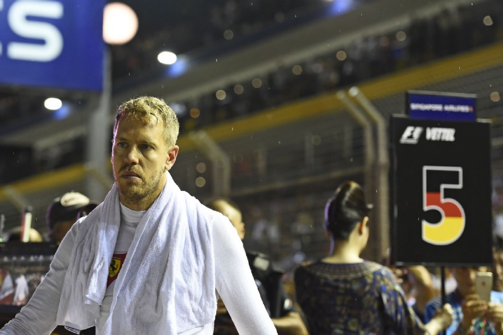 Sebastian Vettel sulla griglia di partenza di Singapore