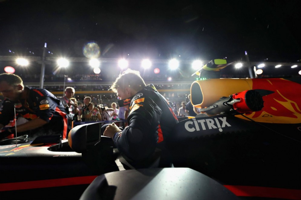 Max Verstappen si cala nell'abitacolo poco prima del via